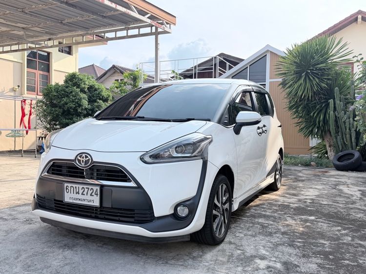 รถ Toyota Sienta 1.5 V สี ขาว