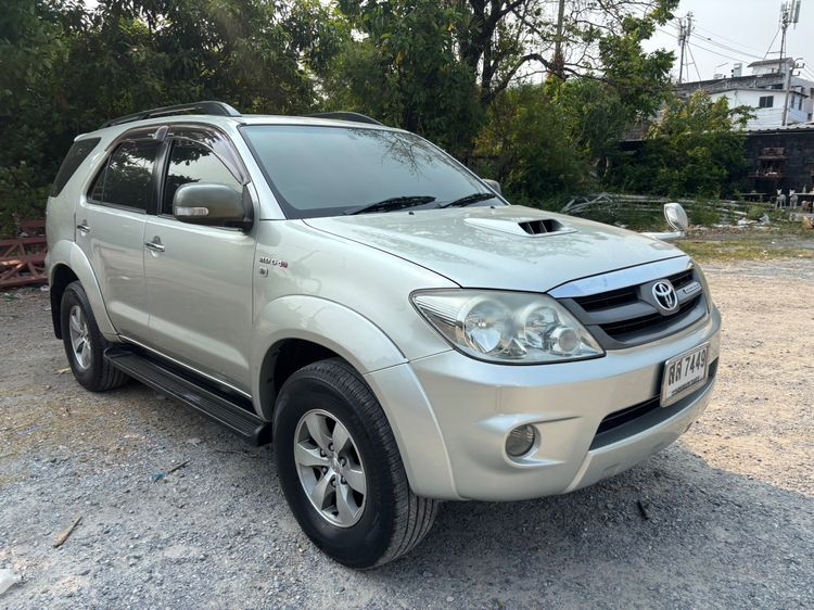 รถ Toyota Fortuner 3.0 V 4WD สี บรอนซ์เงิน