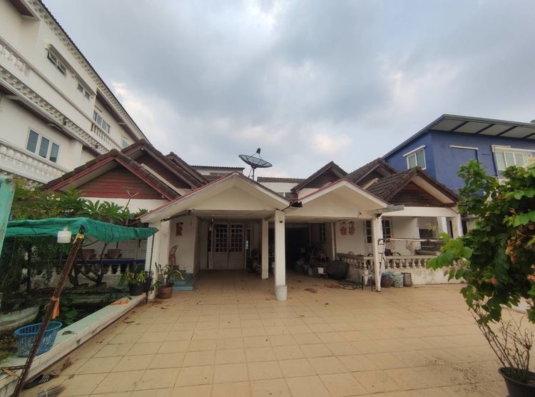 ไม่มี สร้างเสร็จก่อน 2010 ขายบ้านแฝด 2 หลัง 124 ตร.ว. ทำเลศักยภาพอ่อนนุช-ประเวศ