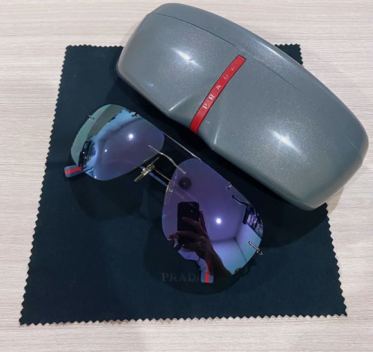 แว่นตากันแดด Prada อุปกรณ์ครบ