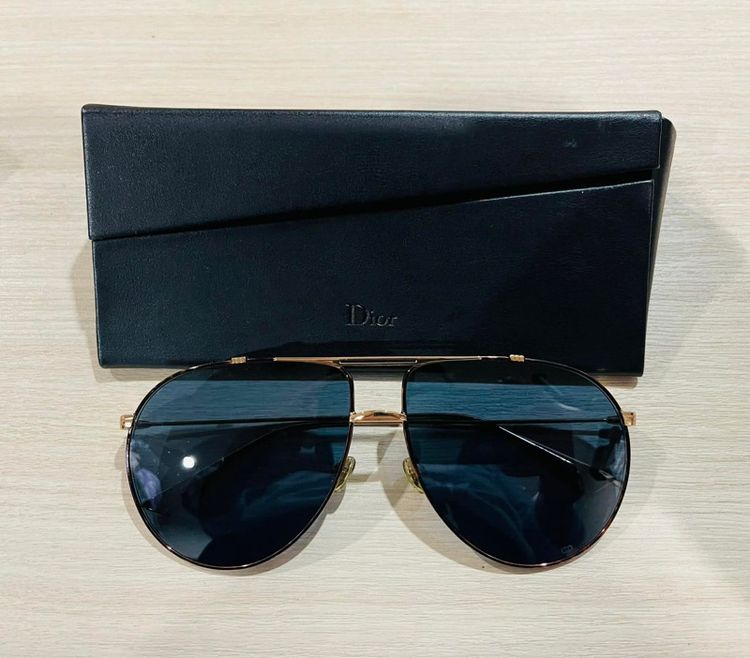  แว่นตากันแดด Dior อุปกรณ์ครบ