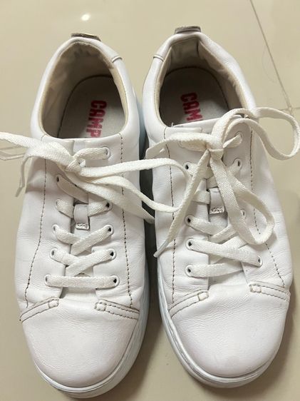 รองเท้าผ้าใบหนังสีขาว Camper