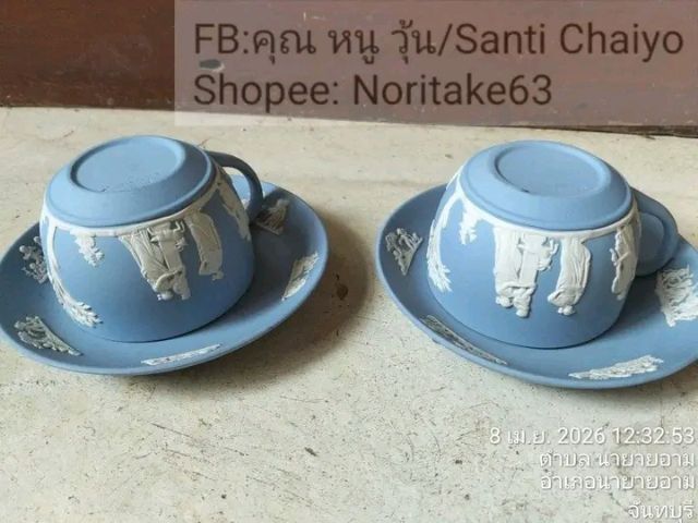 ชุดถ้วยและจานรอง Wedgwood Jasperware สีฟ้าอ่อน ซึ่งเป็นงานเซรามิกประเภทสโตนแวร์ที่มีลวดลายปูนปั้นสีขาวนูนต่ำเป็นเอกลักษณ์ รูปที่ 2