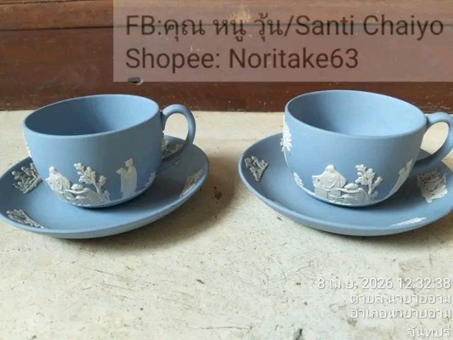 ชุดถ้วยและจานรอง Wedgwood Jasperware สีฟ้าอ่อน ซึ่งเป็นงานเซรามิกประเภทสโตนแวร์ที่มีลวดลายปูนปั้นสีขาวนูนต่ำเป็นเอกลักษณ์