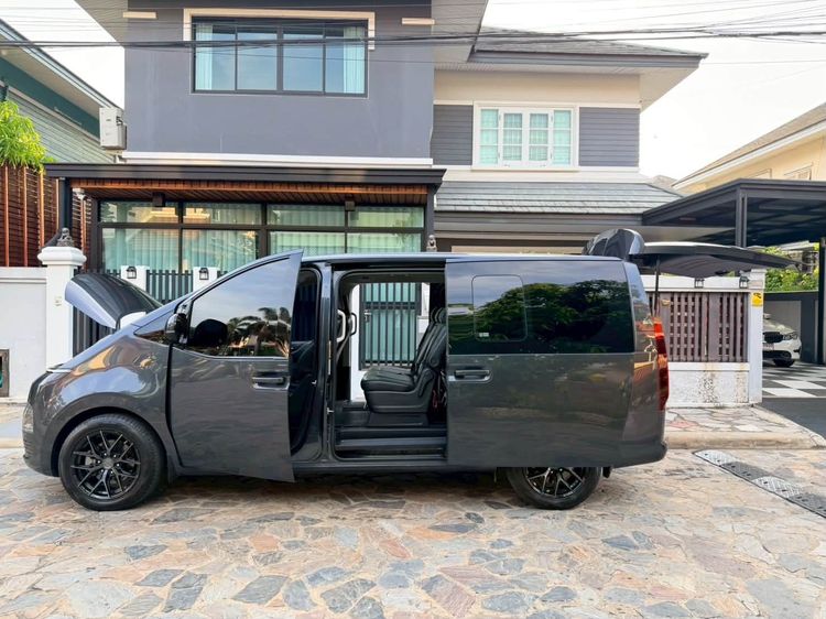 Hyundai Staria 2024 2.2 Trend S Van ดีเซล ไม่ติดแก๊ส เกียร์อัตโนมัติ เทา