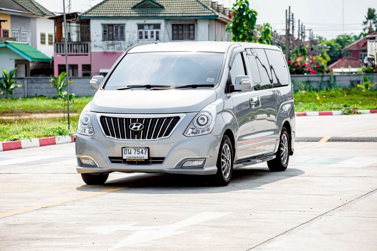 รถ Hyundai H-1  2.5 Deluxe สี เทา