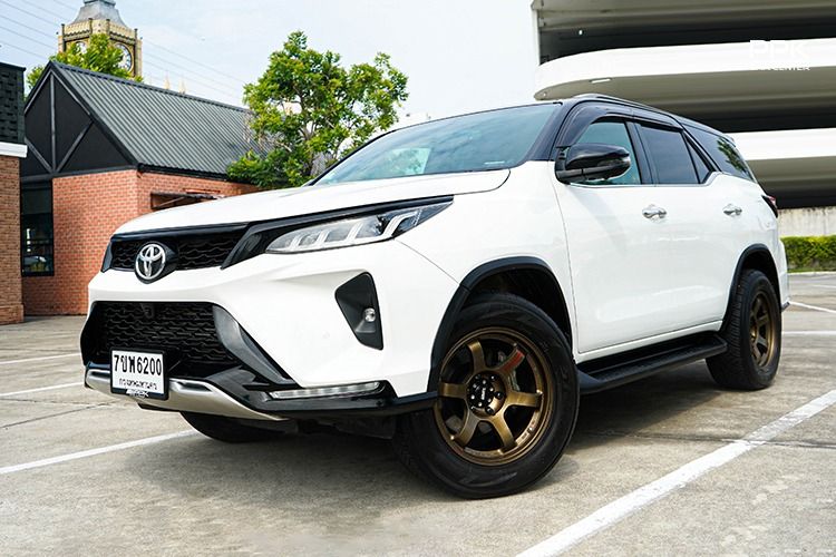 รถ Toyota Fortuner 2.4 Legender สี ขาว