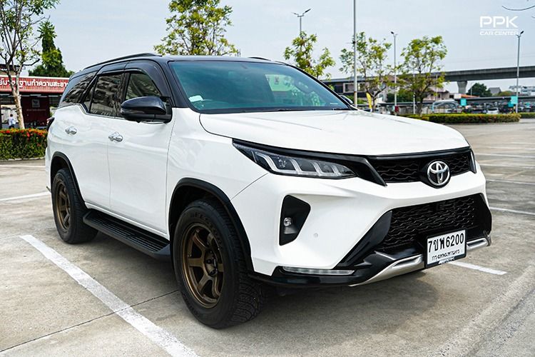 Toyota Fortuner 2021 2.4 Legender Utility-car ดีเซล ไม่ติดแก๊ส เกียร์อัตโนมัติ ขาว รูปที่ 3