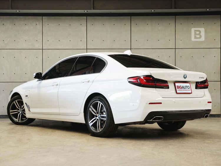 BMW Series 5 2022 530e Sedan ปลั๊กอินไฮบริด (PHEV) ไม่ติดแก๊ส เกียร์อัตโนมัติ ขาว รูปที่ 3