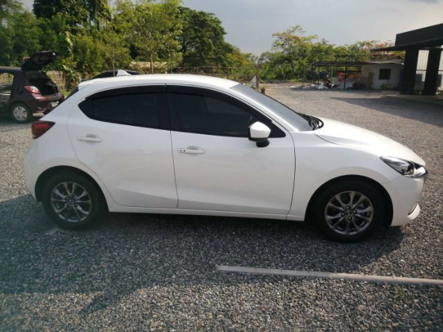 รถ Mazda Mazda 2 1.3 C สี ขาว