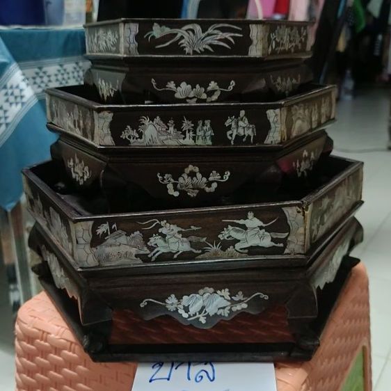 ถาดไม้เก่าเก็บ 6 เหลี่ยมฝังมุก 3 ใบ