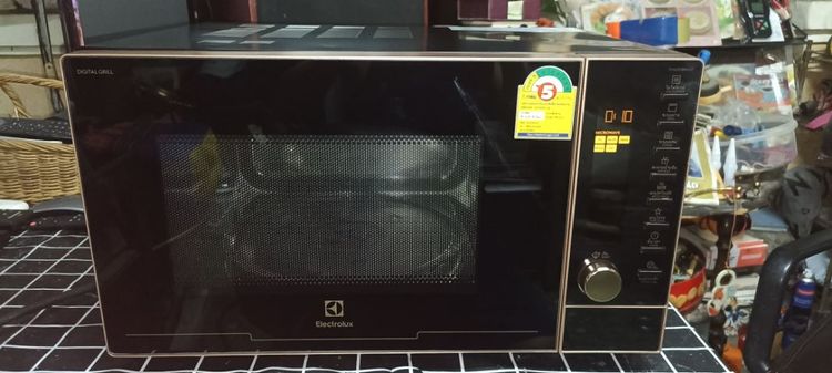 เตาไมโครเวฟ  ELECTROLUX  25.  ลิตร  สีดำขอบทอง  สภาพใหม่  ใช้งานได้ปรกติ  เป็นแบบ  2  ระบบ  เวฟและปิ้งย่างแบบหลอดแก้ว  2  หลอด  
