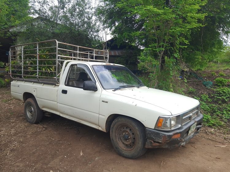 รถ Toyota Hilux Mighty-X 2.4 สี ขาว
