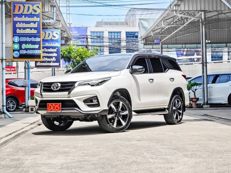 รถ Toyota Fortuner 2.8 V TRD Sportivo สี ขาว