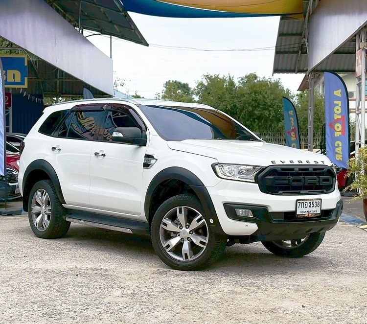 รถ Ford Everest 2.2 Titanium Plus สี ขาว