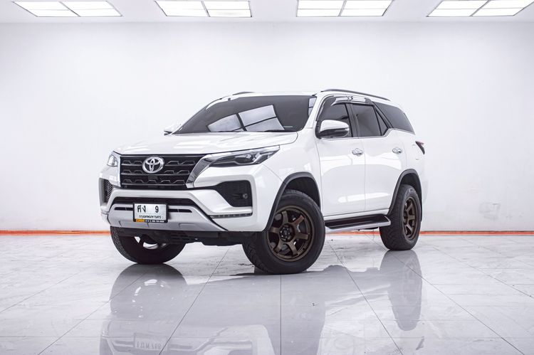 รถ Toyota Fortuner 2.4 V สี ขาว