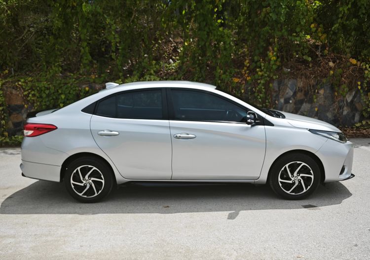 Toyota Yaris ATIV 2020 1.2 Sport Premium Sedan เบนซิน ไม่ติดแก๊ส เกียร์อัตโนมัติ บรอนซ์เงิน รูปที่ 2