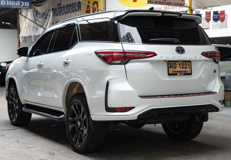 Toyota Fortuner 2023 2.8 GR Sport Black Top 4WD Utility-car ดีเซล ไม่ติดแก๊ส เกียร์อัตโนมัติ ขาว รูปที่ 3