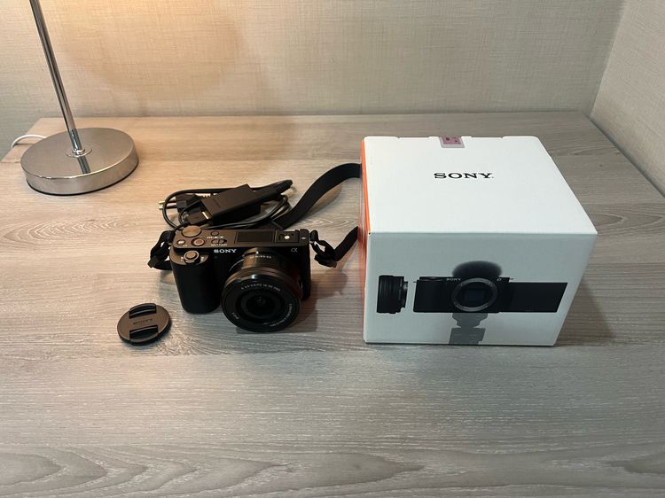 กล้องมิลเลอร์เลส ไม่กันน้ำ ส่งต่อ Sony ZV-E10 พร้อมเลนส์ Kit 16-50mm สภาพดี อุปกรณ์ครบยกกล่อง