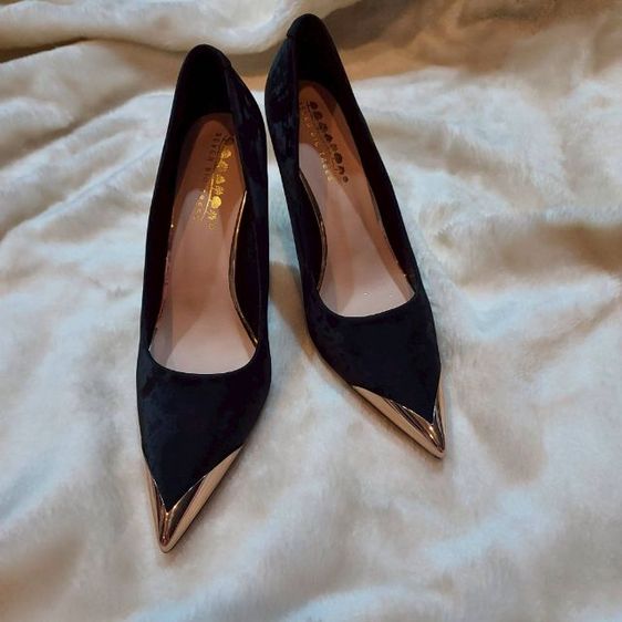 รองเท้าส้นสูง ดำ อื่นๆ UK 7.5 | EU 41 1/3 | US 9 อื่นๆ รอวเท้ากำมะหยี่ ส้นสูง สภาพใหม่ ส่งต่อราคาถูก