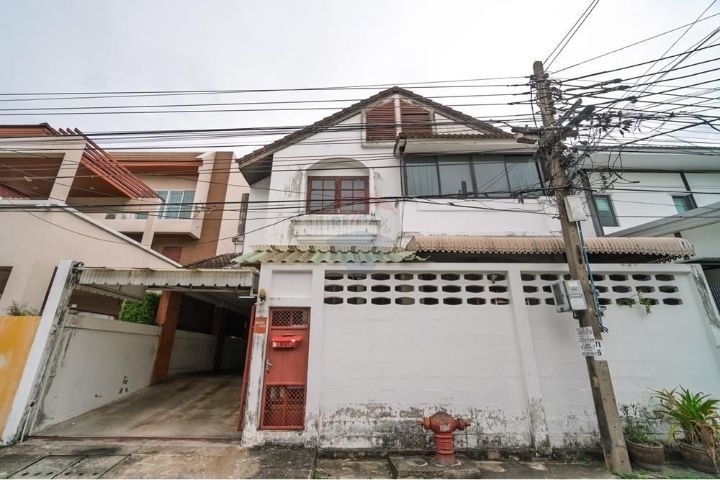 ขายบ้าน ขนาดที่ดิน 55 ตรว มาพร้อมพื้นที่ใช้สอยครบครัน ตั้งอยู่ใน ซ ปรีดีย์พนมยงค์13 ถนน สุขุมวิท71 สามารถเข้าออกได้ทั้งซอย 13 และซอย 11