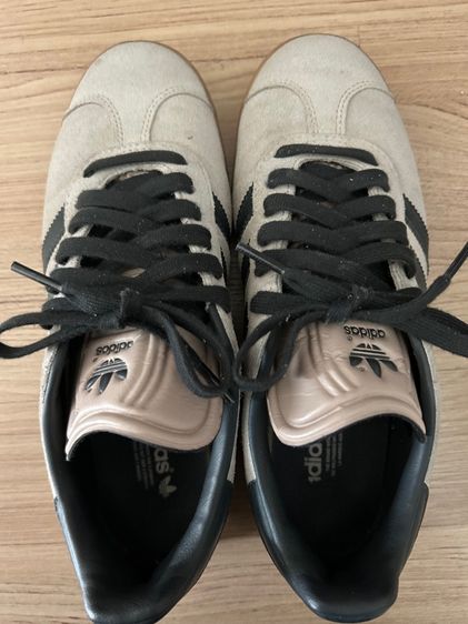 รองเท้า adidas