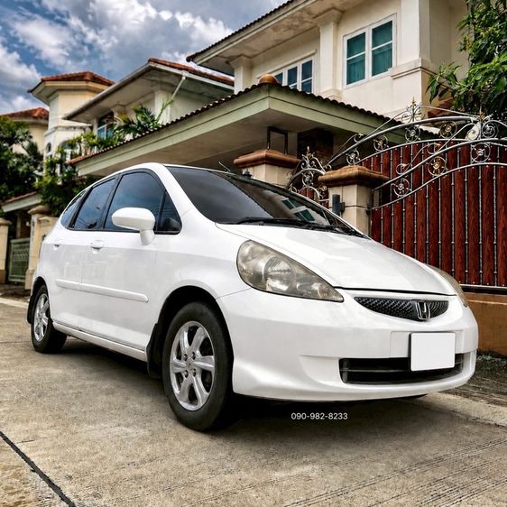 รถ Honda Jazz 1.5 V สี ขาว