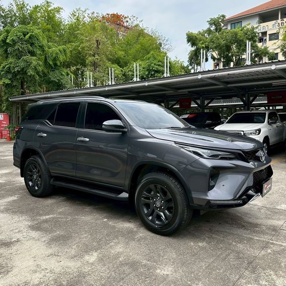 รถ Toyota Fortuner 2.4 Leader G สี เทา