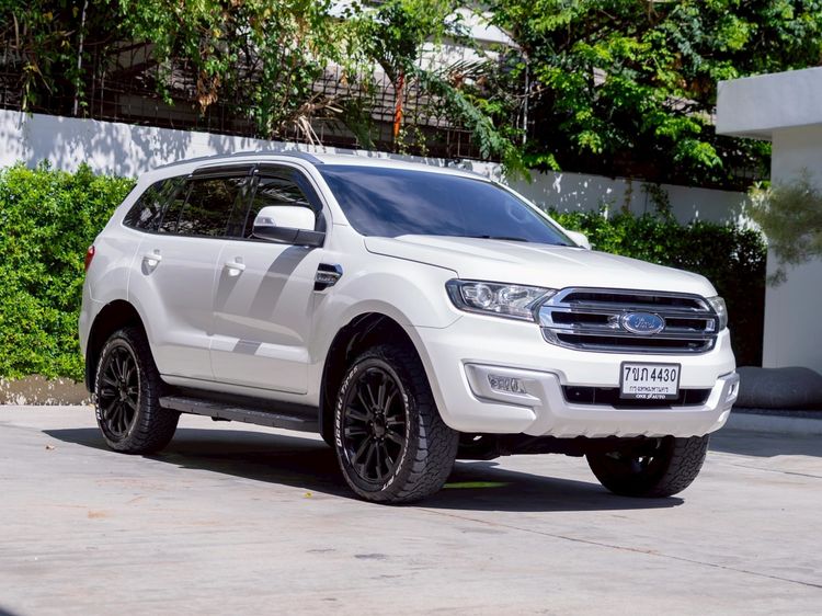 รถ Ford Everest 3.2 Titanium 4WD สี ขาว