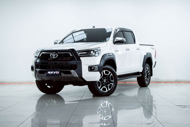 รถ Toyota Hilux Revo Double Cab 2.4 Mid Prerunner สี ขาว