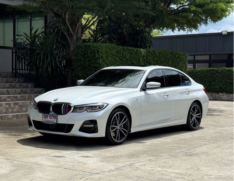 BMW Series 3 2021 330e Sedan ปลั๊กอินไฮบริด (PHEV) ไม่ติดแก๊ส เกียร์อัตโนมัติ ขาว รูปที่ 4