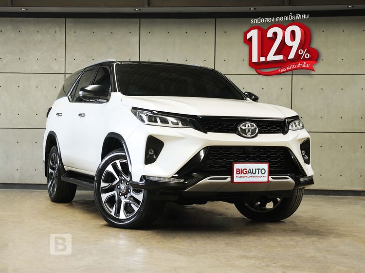 รถ Toyota Fortuner 2.4 Legender Black Top สี ขาว