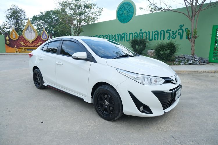 รถ Toyota Yaris ATIV 1.2 E สี ขาว