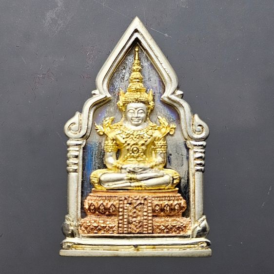 พระพุทธมหามณีรัตนปฏิมากร (พระแก้วมรกต) เนื้อเงินสามกษัตริย์ พิมพ์ใหญ่ รุ่นเฉลิมพระเกียรติ วัดพระศรีรัตนศาสดาราม ปี2543 พร้อมกล่องเดิม รูปที่ 3