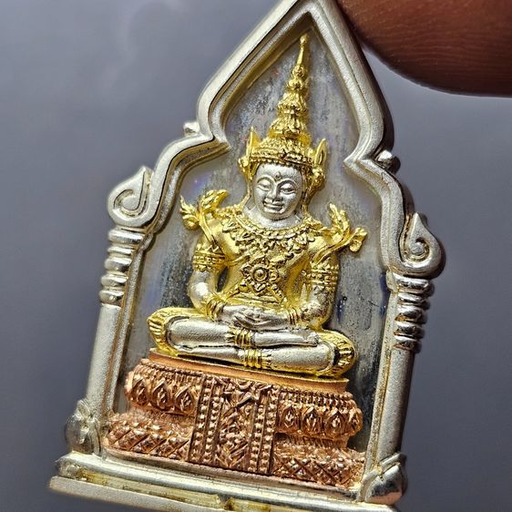 พระพุทธมหามณีรัตนปฏิมากร (พระแก้วมรกต) เนื้อเงินสามกษัตริย์ พิมพ์ใหญ่ รุ่นเฉลิมพระเกียรติ วัดพระศรีรัตนศาสดาราม ปี2543 พร้อมกล่องเดิม รูปที่ 5