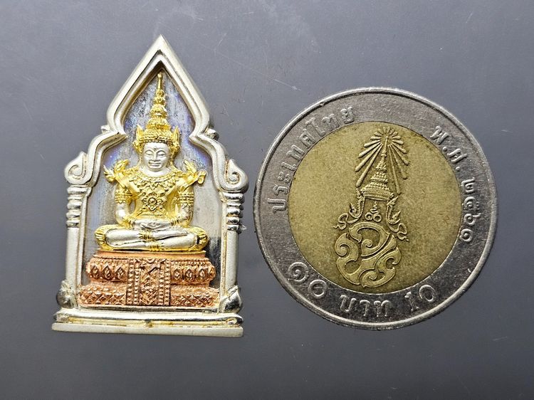 พระพุทธมหามณีรัตนปฏิมากร (พระแก้วมรกต) เนื้อเงินสามกษัตริย์ พิมพ์ใหญ่ รุ่นเฉลิมพระเกียรติ วัดพระศรีรัตนศาสดาราม ปี2543 พร้อมกล่องเดิม รูปที่ 8