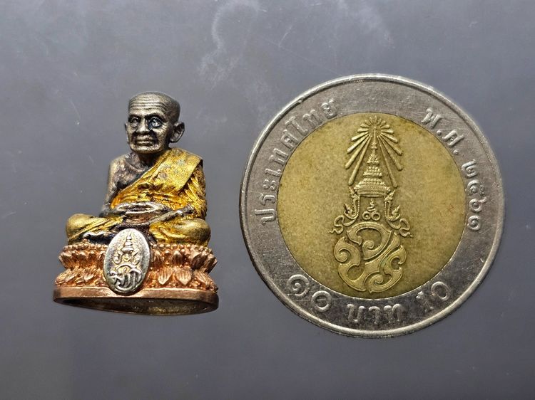 สมเด็จหลวงพ่อทวด วัดช้างให้ ลอยองค์ ม.ว.ก. เนื้อเงินสามกษัตริย์ ที่ระลึกเฉลิมพระเกียรติ 50 พรรษา พระบรมโอรสาธิราชๆ พุทธาภิเษก ณ วัดพระศรีๆ 2 รูปที่ 8