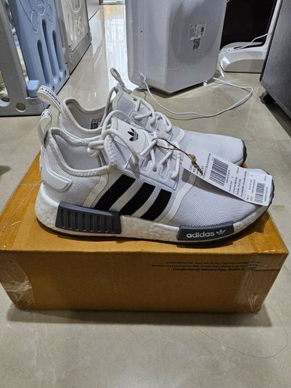 Adidas NMD R1 สีขาว เบอร์ 8 UK