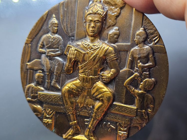 เหรียญที่ระลึก 700 ปี ลายสือไทย เนื้อทองแดงรมดำ ขนาด 7 เซน ปี2526 พร้อมกล่องเดิม รูปที่ 5