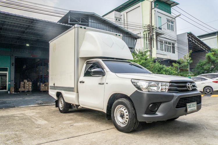 รถ Toyota Hilux Revo 2.4 J สี ขาว