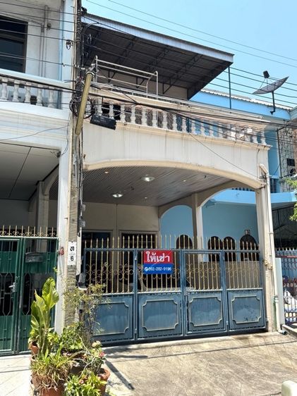 ให้เช่าทาวน์โฮม2ชั้น ติดถนนพระราม2ทำเลเด่นแยกดาวคะนอง พื้นที่ใช้สอย200ตารางเมตร เดินทางสะดวก ใกล้ทางด่วนและตลาดบางปะแก้ว