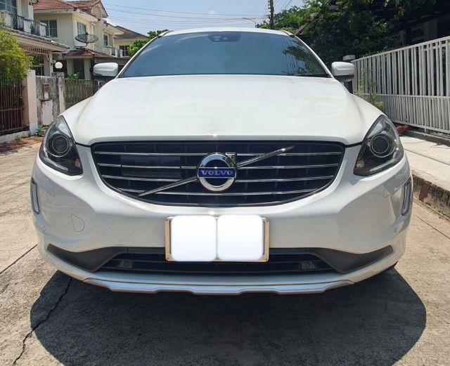 รถ Volvo XC60 2.0 D4 สี ขาว