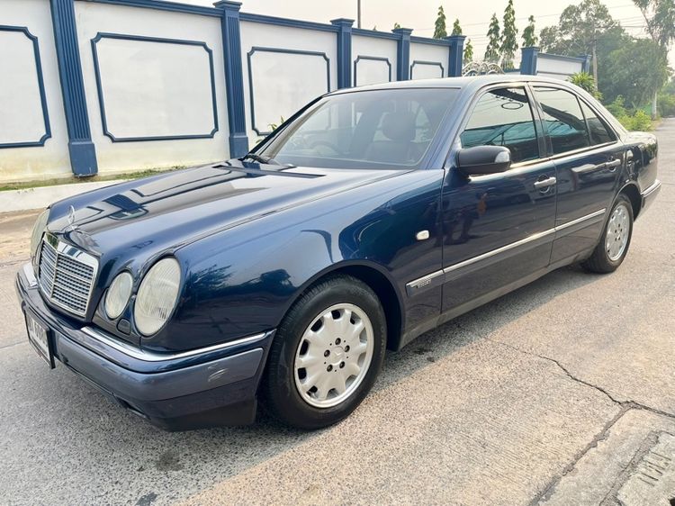รถ Mercedes-Benz E-Class E230 สี น้ำเงิน