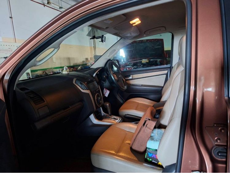 รถ Isuzu MU-X 3.0 สี ส้ม