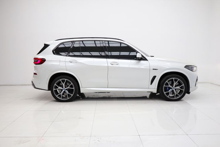 BMW X5 2022 3.0 xDrive45e M Sport 4WD Utility-car ปลั๊กอินไฮบริด (PHEV) ไม่ติดแก๊ส เกียร์อัตโนมัติ ขาว รูปที่ 3