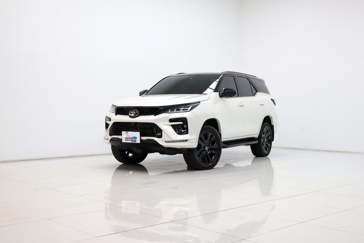 Toyota Fortuner 2022 2.8 V TRD Sportivo Black Top 4WD Utility-car ดีเซล ไม่ติดแก๊ส เกียร์อัตโนมัติ ขาว