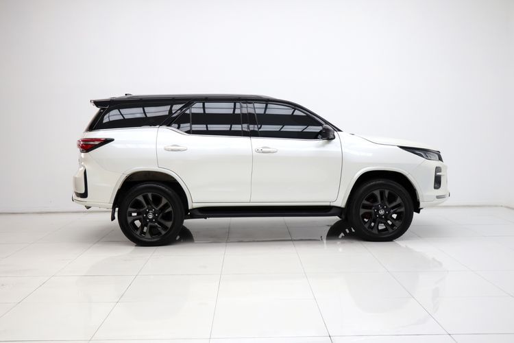 Toyota Fortuner 2022 2.8 V TRD Sportivo Black Top 4WD Utility-car ดีเซล ไม่ติดแก๊ส เกียร์อัตโนมัติ ขาว รูปที่ 3