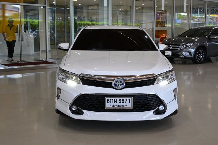 รถ Toyota Camry 2.5 Hybrid สี ขาว