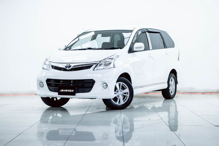 รถ Toyota Avanza 1.5 S สี ขาว