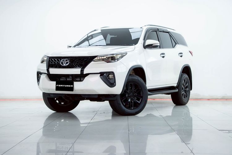 Toyota Fortuner 2017 2.4 V Utility-car ดีเซล ไม่ติดแก๊ส เกียร์อัตโนมัติ ขาว